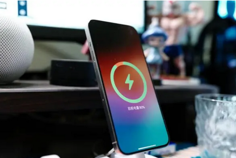 九龙苹果15换屏服务分享用什么充电器给iPhone15充电更好 